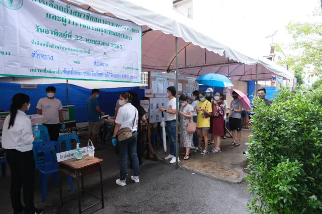 บรรยากาศเลือกเขตห้วยขวางคึกคัก-ชุ่มฉ่ำตั้งแต่ก่อนเวลาเปิดหีบ
