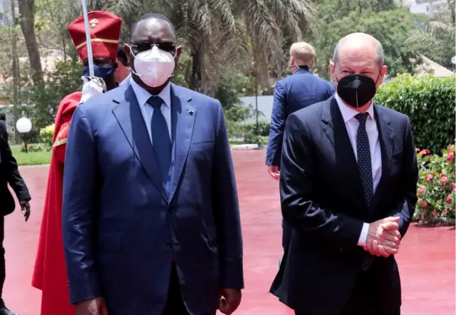 Onyeisi AU bụkwa onyeisiala mba Senegal akpọrọ Macky Sall nakwa onye nnọchiteanya mba Jamini bụ Olaf Scholz