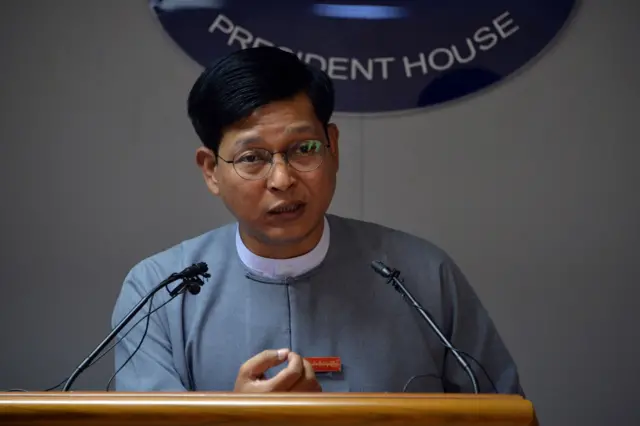 ဦးဇော်ဌေးဟာ လေကြောင်းရန်ကာကွယ်ကာကွယ်ရေးတပ်ကနေ အရပ်ဘက်ပြောင်းခဲ့သူလည်းဖြစ်ပါတယ်။