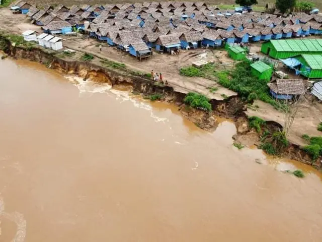 လေ့းကေ့ကော်စစ်ရှောင်တွေရှိရာ စခန်းဘက်မှာဆိုရင် ရေစီးအရှိန်ကြောင့် မြစ်ကမ်းပြိုတာတွေ ဖြစ်နေပါတယ်။