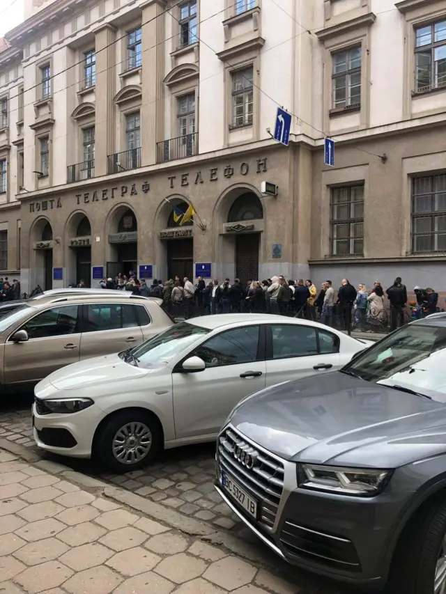 Черга у Львові