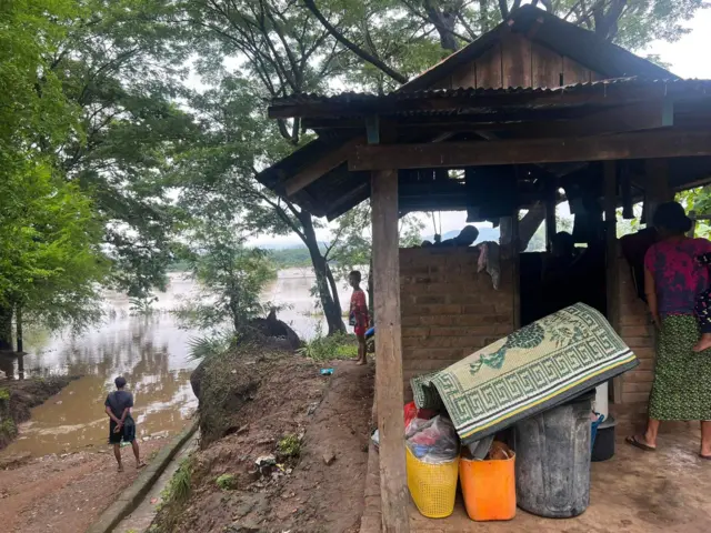 စစ်ရှောင်အချို့ဆိုရင် ဇရပ်တွေမှာ ပြောင်းနေရတယ်လို့သိရပါတယ်။