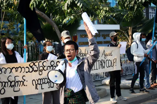 အာဏာသိမ်းပြီး ၄ ရက်မှာပြုလုပ်တဲ့ မန္တလေးဆေးတက္ကသိုလ်ရှေ့က သူတို့ရဲ့ဆန္ဒပြပွဲဟာ မိနစ်ပိုင်းအတွင်း ဖြိုခွင်းခံခဲ့ရအပြီးမှာ ဖမ်းဆီးခံခဲ့ရတာဖြစ်ပါတယ်။