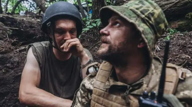 Українські воїни ховаються від обстрілів на лінії фронту на Донбасі