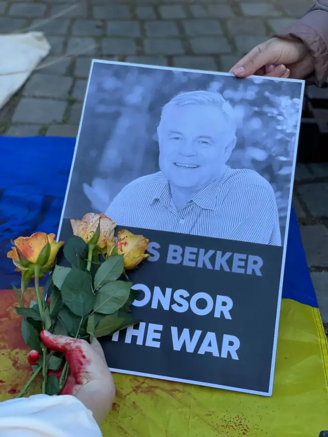акция протеста на Цветочном шоу в Челси 27 мая