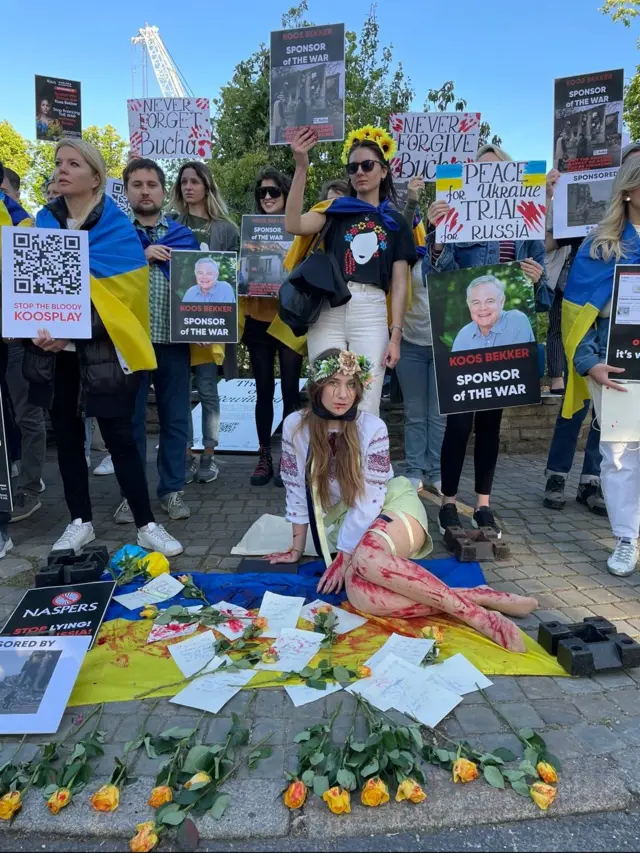 акция протеста на Цветочном шоу в Челси 27 мая