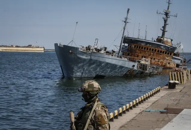 Россия утверждает, что полностью расчистила акваторию Мариупольского порта от затопленных судов и мин