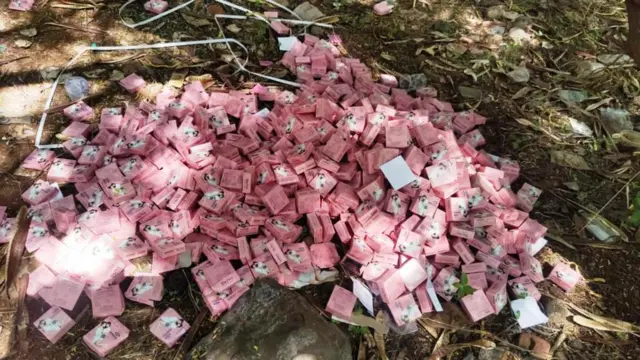 ఖాళీ కండోమ్ ప్యాకెట్లు
