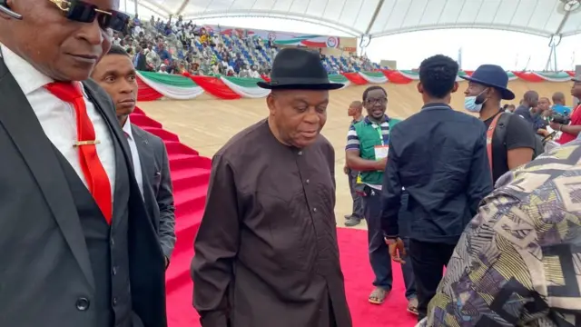 One of di dignitaries