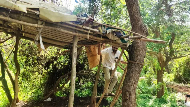 గుబురు పొదల్లో చెట్లపై ఏర్పాటు చేసిన మంచం
