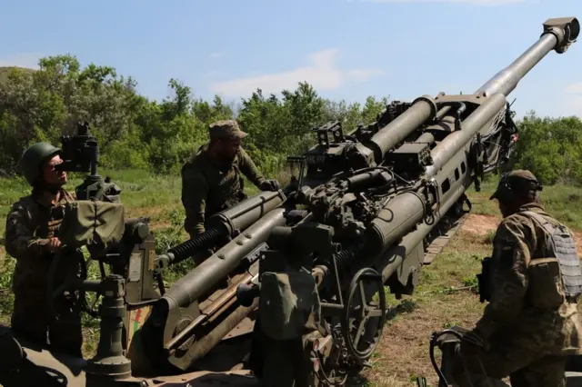 украинские артиллеристы с гаубицей М777