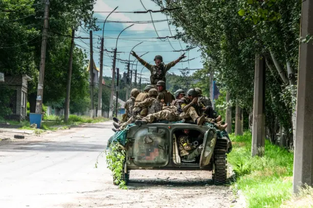 Українські солдати на вулиці в Лисичанську біля Сєвєродонецька