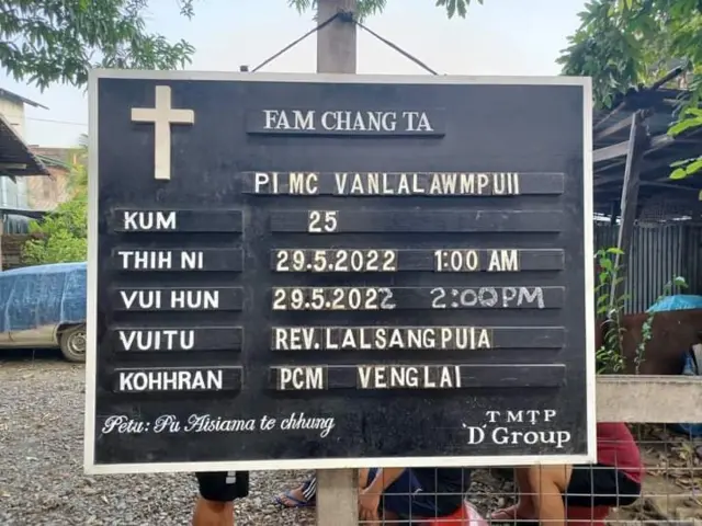 နာရေးအစီအစဥ်ကြေညာထားတဲ့မြင်ကွင်း