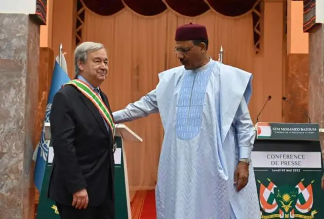Sakatare Janar na MDD (Hagu) ya ziyarci Senegal da Nijar, inda ya gana da Shugaba Mohamed Bazoum (Dama)