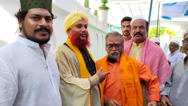 ఈద్గా వద్ద ముస్లింలకు మజ్జిగ పంచిన హిందువులు