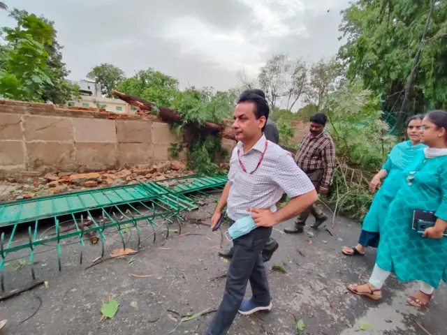 ఆంధ్రప్రదేశ్-తెలంగాణ భవన్లో విరిగిపడ్డ చెట్లు
