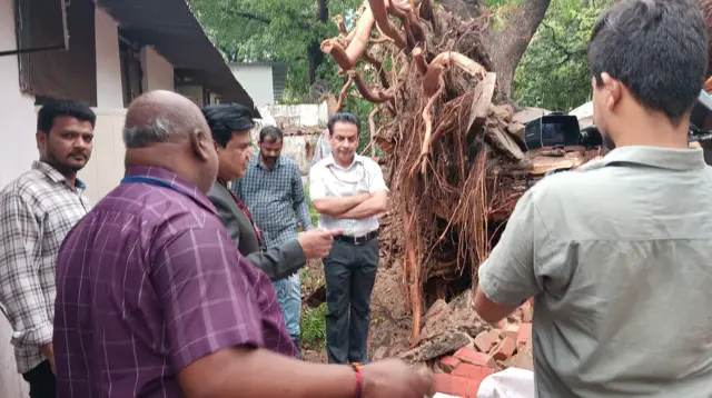 ఆంధ్రప్రదేశ్-తెలంగాణ భవన్లో విరిగిపడ్డ చెట్లు