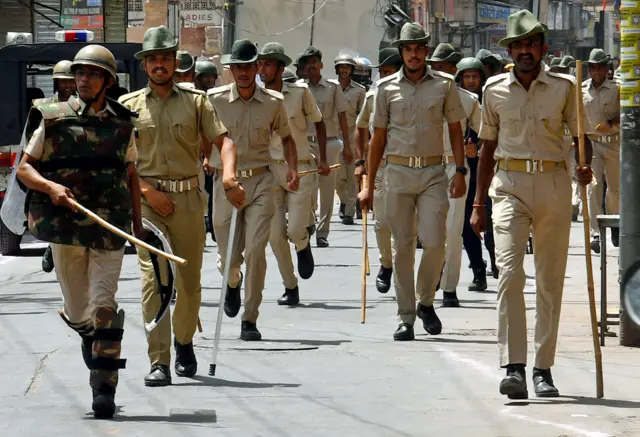 जोधपुर में झड़प के बाद पेट्रोलिंग करती पुलिस