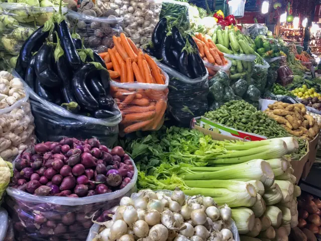سبزیجات بر پیشخوان مغازه در بازاری در تهران
