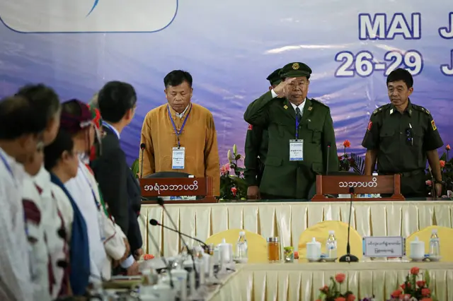ကေအိုင်အိုအဖွဲ့ဥက္ကဋ္ဌဖြစ်သလို ကချင်လွတ်မြောက်ရေးတပ်ရဲ့အကြီးတန်းခေါင်းဆောင်လည်းဖြစ်တဲ့ ဗိုလ်ချုပ်ကြီးအန်ဘန်လ(ညာဘက်အလယ်)နဲ့ ဗိုလ်ချုပ် ဂွမ်မော်(ညာဘက် အစွန်)တို့ကို ကေအိုင်အေ ထိန်းချုပ်ရာ မိုင်ဂျာယန်မြို့မှာ ၂၀၁၆ ခုနှစ်တုန်းက ကျင်းပတဲ့တိုင်းရင်းသားလက်နက်ကိုင်ညီလာခံကို တက်ရောက်စဥ်