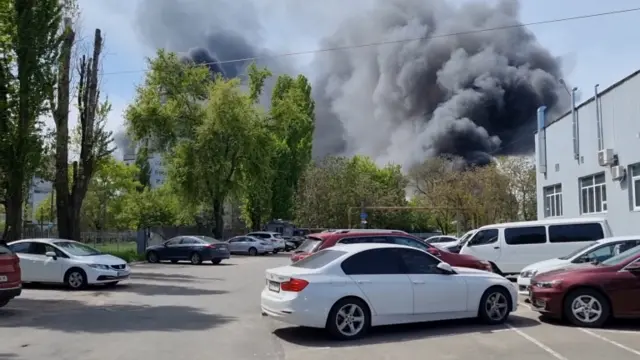 В соцсетях появились кадры, на которых видны клубы дыма после ракетного удара
