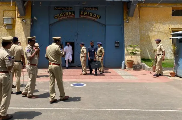 చంచల్‌గూడ జైలు నుంచి బయటకొస్తున్న రాహుల్ గాంధీ