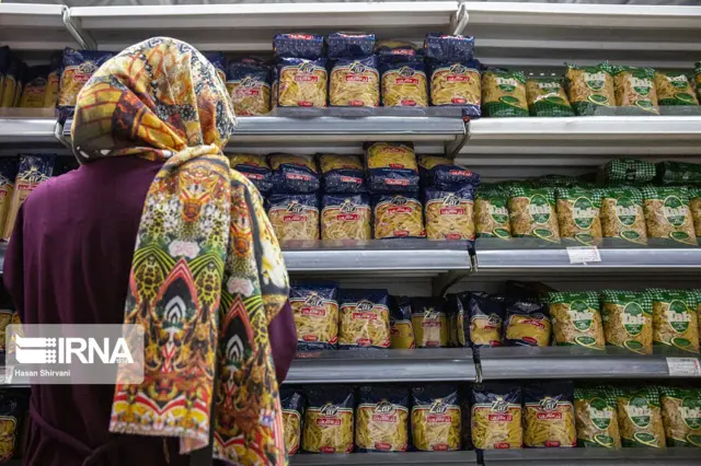 توزيع ماکارونی و روغن در بعضی فروشگاه‌ها در ایران