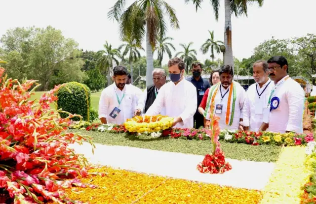 మాజీ ముఖ్యమంత్రి దామోదరం సంజీవయ్య సమాధి వద్ద నివాళులర్పిస్తున్న రాహుల్ గాంధీ