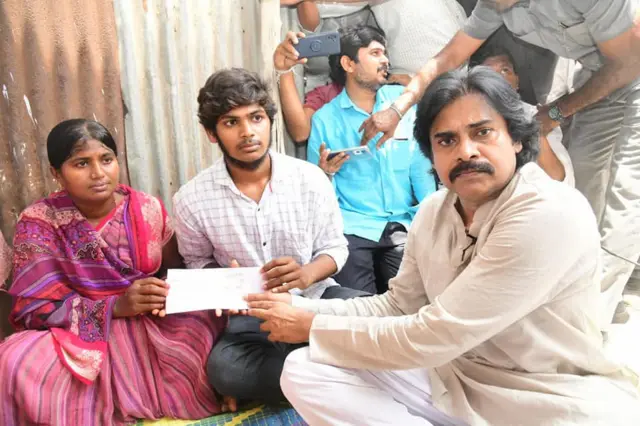 బాధిత రైతు కుటుంబాలకు ఆర్థిక సహాయం అందిస్తున్న పవన్ కల్యాణ్