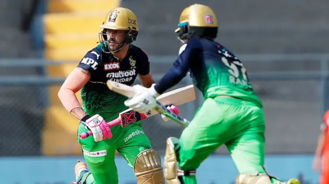 कप्तान फाफ डुप्लेसी और रजत पाटीदार के बीच दूसरे विकेट के लिए शतकीय साझेदारी हुई