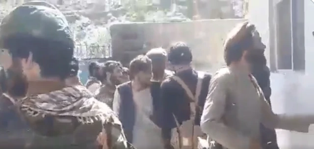 ویدیوی بازداشت مردان متهم به وابستگی به جبهه مقاومت ملی از سوی طالبان در پنجشیر