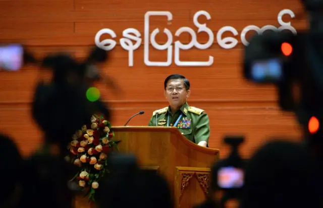 နေပြည်တော်မှာ ပြီးခဲ့တဲ့ ၂၀၁၈ ခုနှစ်တုန်းက ကျင်းပခဲ့တဲ့ ပြည်ထောင်စုငြိမ်းချမ်းရေးညီလာခံမှာတွေ့ရတဲ့ ဗိုလ်ချုပ်မှူးကြီးမင်းအောင်လှိုင်
