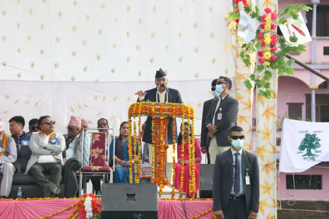 नेपाली कांग्रेसका सभापति तथा प्रधानमन्त्री शेरबहादुर देउवा दाङको तुलसीपुरमा पाँचदलीय गठबन्धनले आयोजना गरेको एउटा चुनावी सभामा बोल्दै