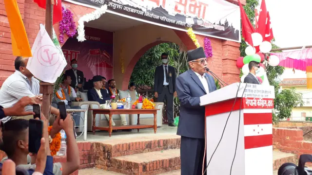 नेकपा माओवादी केन्द्रका अध्यक्ष पुष्पकमल दाहाल प्रचण्ड स्थानीय तह निर्वाचनको तयारीमा गठबन्धनको चुनावी सभालाई दाङको घोराहीमा सम्बोधन गर्दै