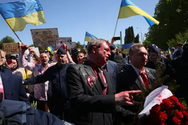 Посол у фарбі