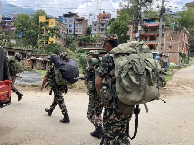 आउँदो वैशाख ३० को स्थानीय तहको निर्वाचनका लागि बन्दोबस्तीका सामग्रीसहित निर्वाचनको सुरक्षामा खटिएर बागलुङका विभिन्न मतदान केन्द्रतर्फ जाँदै नेपाली सेना ।