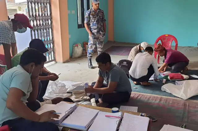 जिल्ला निर्वाचन कार्यालय दार्चुलाका कर्मचारी मतदान केन्द्रअनुसार निर्वाचन सामग्री पठाउन आवश्यक कागजपत्र मिलाउँदै