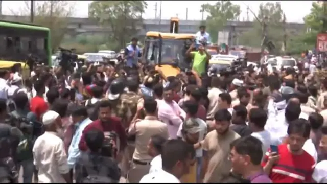 షాహీన్ బాగ్లో బుల్ డోజర్కు వ్యతిరేేకంగా నిరసనలు