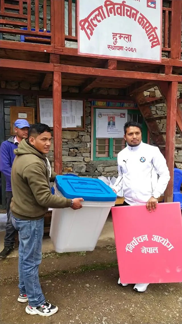 वैशाख ३० हुम्लाका विभिन्न मतदान केन्द्रमा खटिएका मतदान अधिकृत मतपत्र, मतपेटिका र अन्य सामग्री बुझ्दै