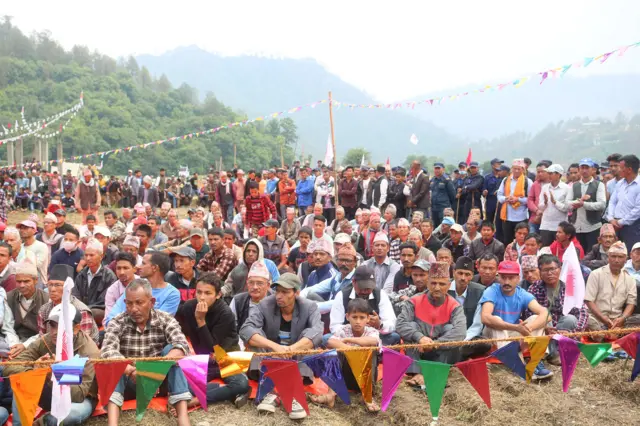 नेकपा एमाले डोटीले जोरायल गाउँपालिकामा आयोजना गरेको चुनावी सभामा सहभागी स्थानीयवासी
