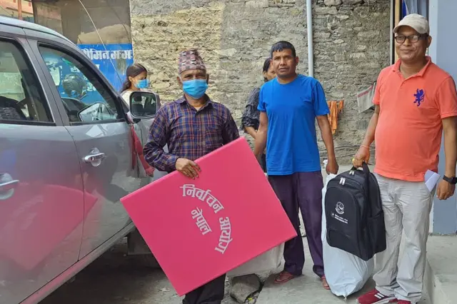 दार्चुलाका विकट मतदान केन्द्रमा खटिएका कर्मचारी जिल्ला निर्वाचन कार्यालयबाट निर्वाचन सामग्री बुझेर कार्य क्षेत्रतर्फ जाँदै। मतदान अधिकृत र सहायक मतदान अधिकृतको तालिमपछि आफूलाई खटाइएको मतदान केन्द्रको निर्वाचन सामग्री बुझेर कर्मचारी जान थालेका हुन् ।