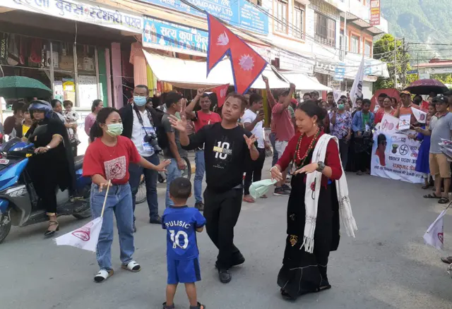 तनहुँको व्यास नगरपालिकाको एउटा वडामा अध्यक्ष पदमा उठेका एक स्वतन्त्र उम्मेदवार मतदातालाई मनोरञ्जन गराएर मत माग्दै