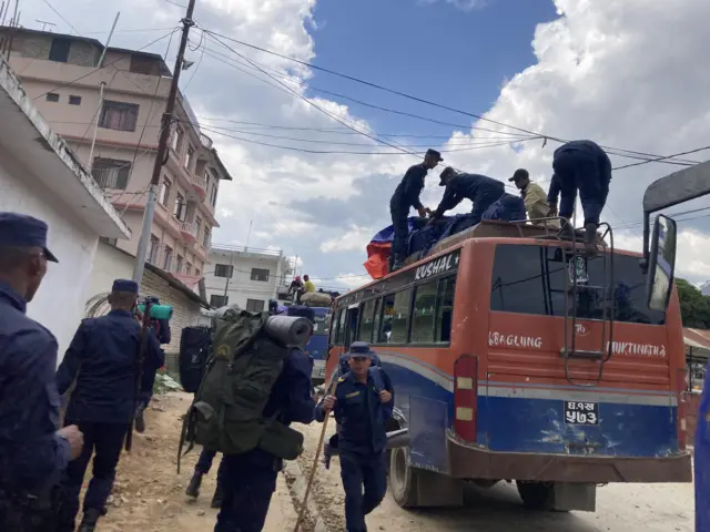 निर्वाचनका लागि बागलुङका विभिन्न स्थानमा खटिएका नेपाल प्रहरी बन्दोबस्तीका सामानसहित जिल्ला प्रहरी कार्यालयबाट गन्तव्यतिर जाने तयारी गर्दै