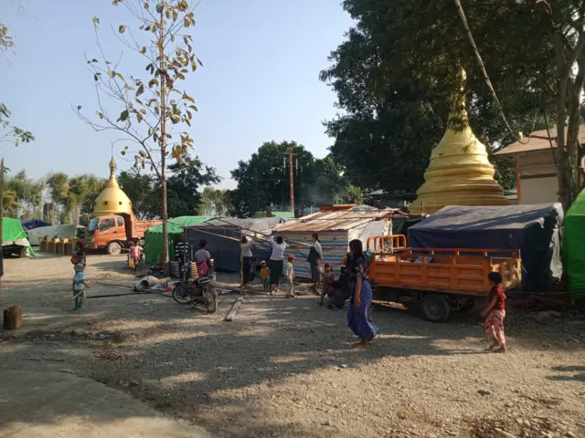 နတ်မြောင်းဘုန်းကြီးကျောင်းဝင်းထဲက စစ်ရှောင်တွေ
