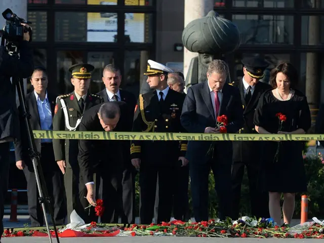 Niinistö, Ankara Garı'na çiçek bıraktığı bir fotoğrafını da paylaştı