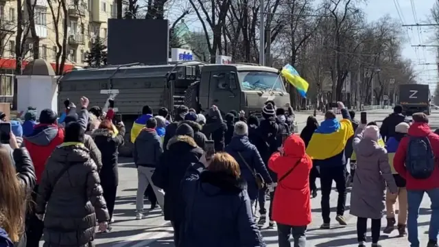 После того как российские военные заняли Херсон, местные жители выходили на митинги в поддержку Украины