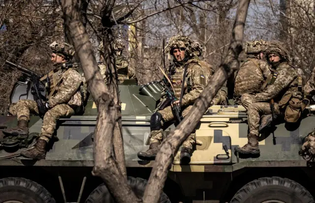 військові