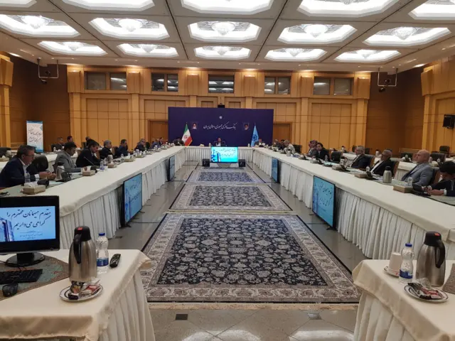 جلسه روز چهارشنبه رئیس بانک مرکزی با گروهی از صرافان، در پی افزایش قیمت دلار در ایران و انتشار خبر دستگیری «۳۱ نفر از سرشاخه‌های معاملات ارز و طلا» برگزار شده است.