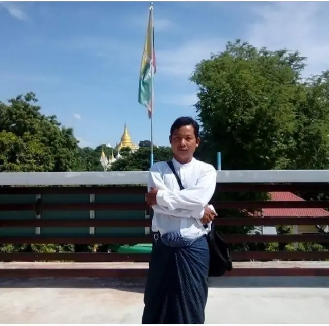 ကိုရဲနိုင်ဆွေဖေ့ဘုတ်စ်