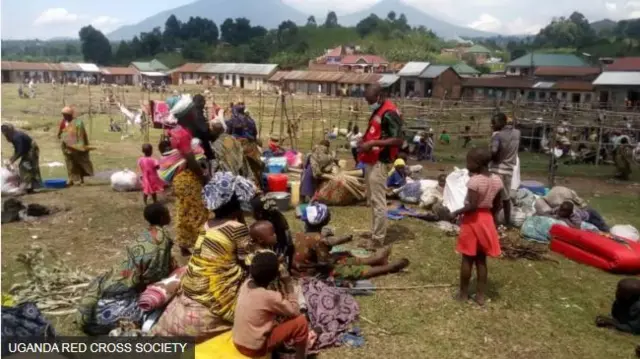 Wakaazi walikita kambi katika soko la Bunagana upande wa Uganda baada ya kutoroka siku ya Jumapili